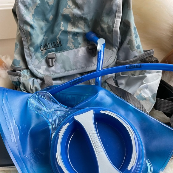 Camelback backpack - Picture 3 of 3